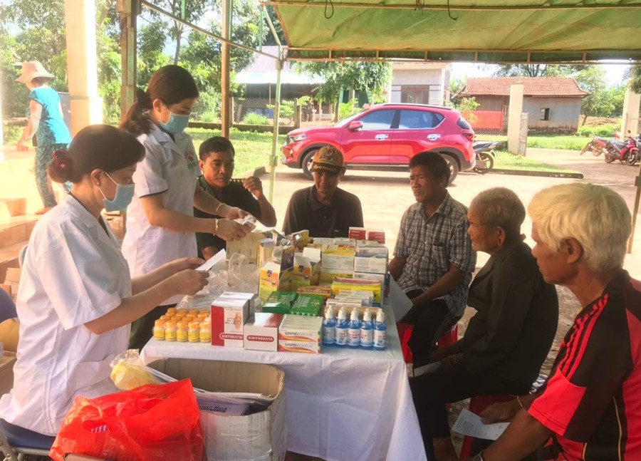 Cán bộ, quân y Bộ đội Biên phòng tỉnh khám bệnh, cấp thuốc cho người dân trên khu vực biên giới. Ảnh: Anh Huy