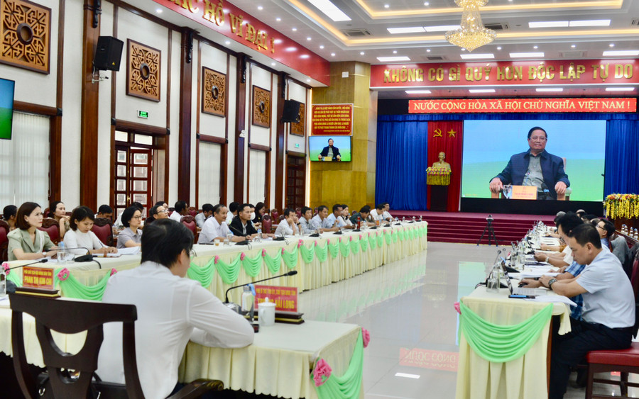 Thủ tướng Chính phủ Phạm Minh Chính cùng đại diện lãnh đạo các bộ, ngành trực tiếp giải đáp các thắc mắc của nông dân. Ảnh: Anh Huy Thủ tướng Chính phủ Phạm Minh Chính cùng đại diện lãnh đạo các bộ, ngành trực tiếp giải đáp các thắc mắc của nông dân. Ảnh: Anh Huy