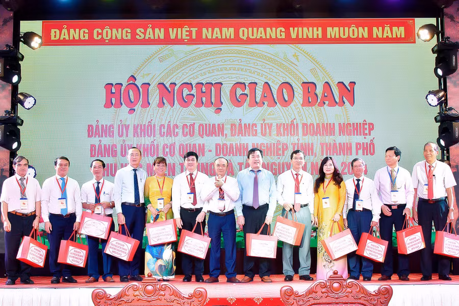 Bí thư Đảng ủy Khối các Cơ quan và Doanh nghiệp tỉnh Huỳnh Minh Thuận (thứ 7 từ trái sang) tặng quà các đơn vị dự hội nghị giao ban. Ảnh: Đức Thụy Bí thư Đảng ủy Khối các Cơ quan và Doanh nghiệp tỉnh Huỳnh Minh Thuận (thứ 7 từ trái sang) tặng quà các đơn vị dự hội nghị giao ban. Ảnh: Đức Thụy