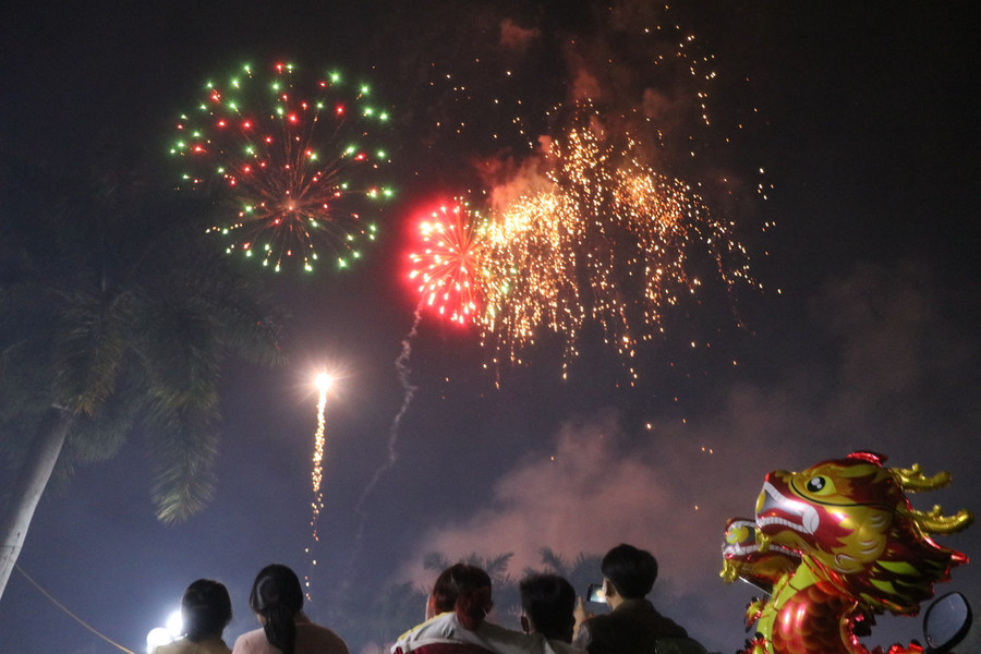 Sau 10 năm, người dân thị xã An Khê mới lại chứng kiến màn bắn pháo hoa tại thị xã. Ảnh Ngọc Minh