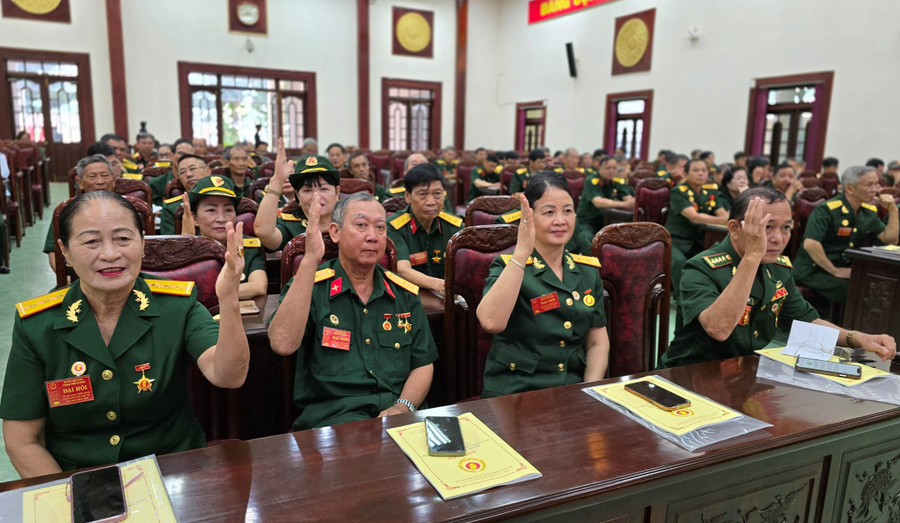 Các đại biểu dự Đại hội thi đua “Cựu chiến binh gương mẫu” biểu quyết thông qua các chỉ tiêu thi đua. Ảnh: P.D