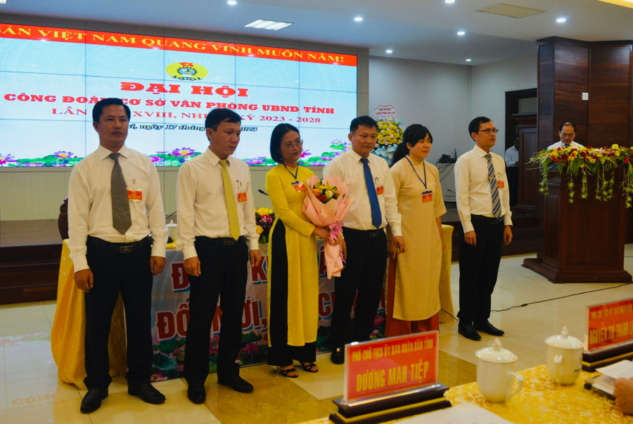 Ban Chấp hành Công đoàn khóa mới ra mắt, phát biểu nhận nhiệm vụ. Ảnh: Anh Huy Ban Chấp hành Công đoàn khóa mới ra mắt, phát biểu nhận nhiệm vụ. Ảnh: Anh Huy