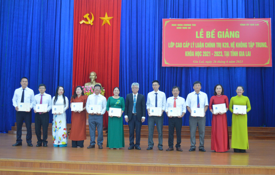 PGS.TS Lê Văn Đính (Thứ 6 từ phải qua) trao bằng tốt nghiệp cho các học viên. Ảnh: Anh Huy