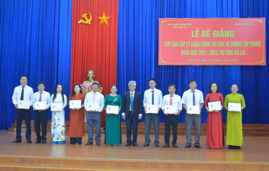 PGS.TS Lê Văn Đính (Thứ 6 từ phải qua) trao bằng tốt nghiệp cho các học viên. Ảnh: Anh Huy