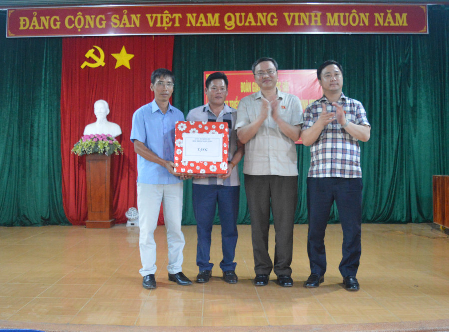 Ông Quàng Văn Hương (thứ 2 từ phải qua) tặng quà cho xã Ia Hrung. Ảnh: Anh Huy Ông Quàng Văn Hương (thứ 2 từ phải qua) tặng quà cho xã Ia Hrung. Ảnh: Anh Huy