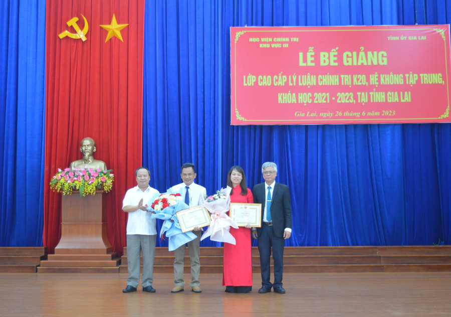 Phó Bí thư Thường trực Tỉnh ủy Châu Ngọc Tuấn (bên trái) và PGS.TS Lê Văn Đính trao giấy khen và hoa cho các học viên đạt thành tích tốt. Ảnh: Anh Huy