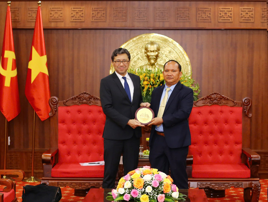 Phó Bí thư Tỉnh ủy Rah Lan Chung (bên phải) tặng quà cho ngài Mori Takero nhân chuyến thăm, chào xã giao lãnh đạo tỉnh. Ảnh: Đ.V