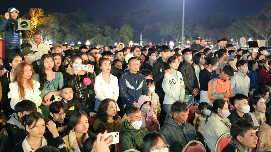 Hàng ngàn người dân tập trung về Quảng trường để xem các tiết mục văn nghệ và chào đón giao thừa. Ảnh: B.B