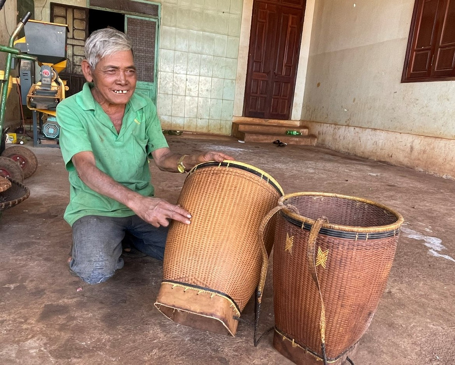 Mỗi năm, ông Ngáp đan 10-12 chiếc gùi để dùng, chia cho các con và tặng người thân. Ảnh: P.D Mỗi năm, ông Ngáp đan 10-12 chiếc gùi để dùng, chia cho các con và tặng người thân. Ảnh: P.D