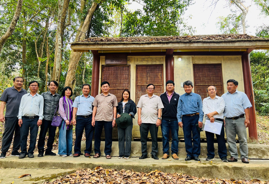 Cán bộ, đảng viên chi bộ 2 và đại biểu chụp hình lưu niệm tại lán Bí thư trong khu Di tích lịch sử cơ quan Tỉnh ủy Gia Lai tại Khu di tích lịch sử cách mạng của tỉnh tại xã Krong. Ảnh: P.D