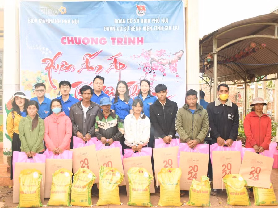 Đoàn cơ sở BIDV-chi nhánh Phố Núi phối hợp với Đoàn thanh niên Bệnh viện Đa khoa tỉnh tổ chức Chương trình “Xuân ấm áp-Tết yêu thương” tại xã Ia Tiêm (huyện Chư Sê). Ảnh: Anh Huy