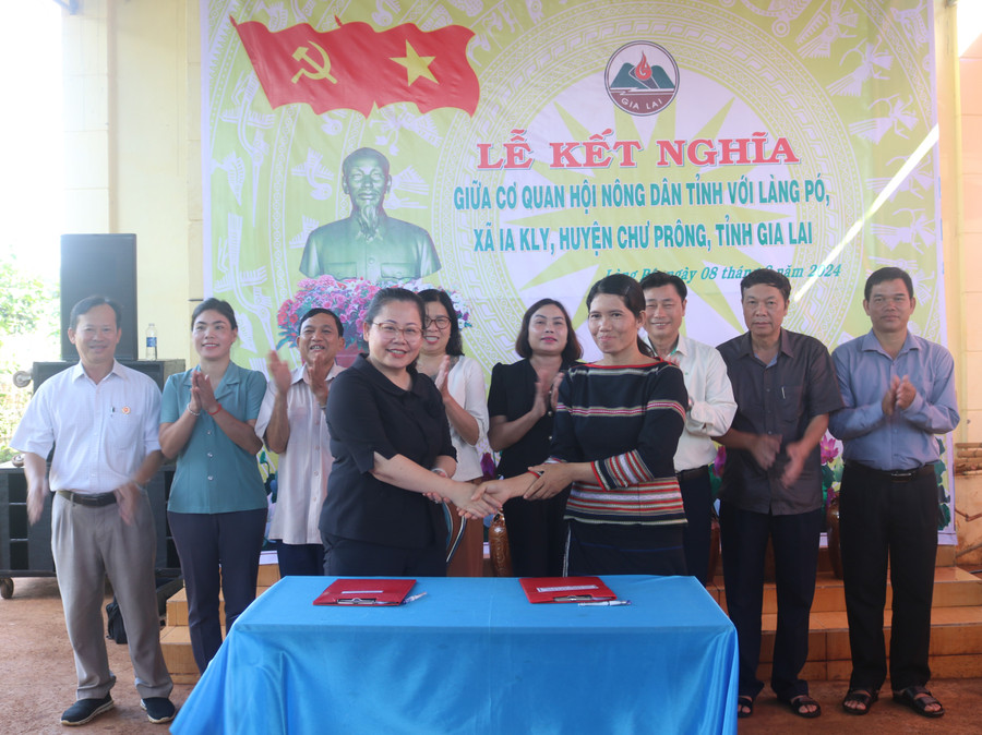 Đại diện lãnh đạo Hội Nông dân tỉnh ký giao ước kết nghĩa với đại diện làng Pó. Ảnh: P.D Đại diện lãnh đạo Hội Nông dân tỉnh ký giao ước kết nghĩa với đại diện làng Pó. Ảnh: P.D