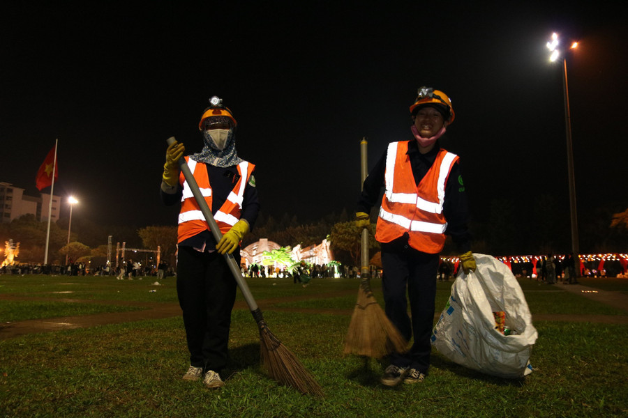 Từng bao rác được thu gom trả lại không gian sạch, đẹp cho Quảng trường Đại đoàn kết