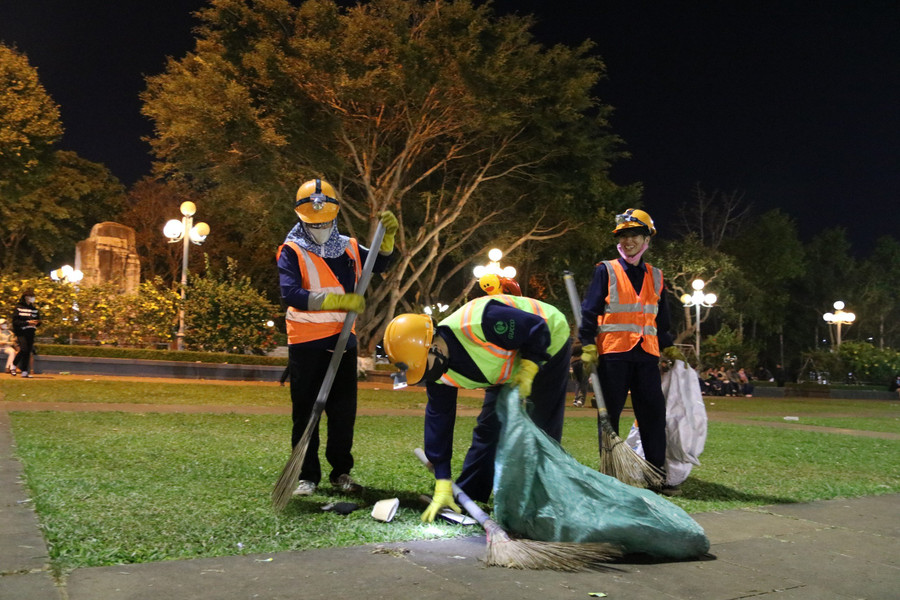 Từng bao rác được thu gom trả lại không gian sạch, đẹp cho Quảng trường Đại đoàn kết