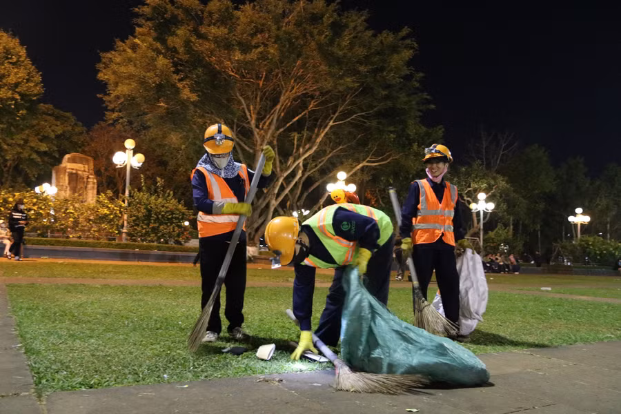 Từng bao rác được thu gom trả lại không gian sạch, đẹp cho Quảng trường Đại đoàn kết