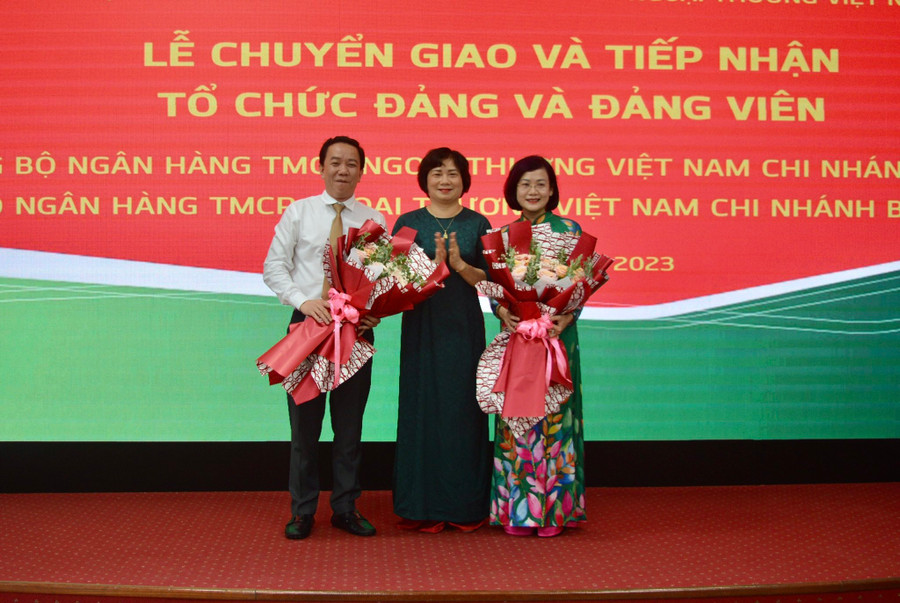 Bí thư Đảng ủy Khối các Cơ quan và Doanh nghiệp tỉnh Phạm Thị Tố Hải (giữa) tặng hoa cho đại diện 2 tổ chức cơ sở Đảng. Ảnh: Anh Huy Bí thư Đảng ủy Khối các Cơ quan và Doanh nghiệp tỉnh Phạm Thị Tố Hải (giữa) tặng hoa cho đại diện 2 tổ chức cơ sở Đảng. Ảnh: Anh Huy