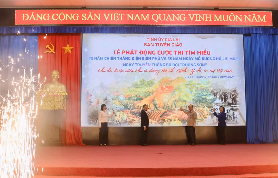 Phó Bí thư Thường trực Tỉnh ủy Châu Ngọc Tuấn(thứ 2 từ phải sang), Trưởng Ban Tuyên giáo Tỉnh ủy Huỳnh Thế Mạnh (thứ 2 từ trái qua), Phó Chủ tịch HĐND tỉnh Ayun H'Bút (ngoài cùng bên phải), Phó Chủ tịch UBND tỉnh Nguyễn Thị Thanh Lịch (ngoài cùng bên trái) cùng bấm nút phát động cuộc thi. Ảnh: P.D