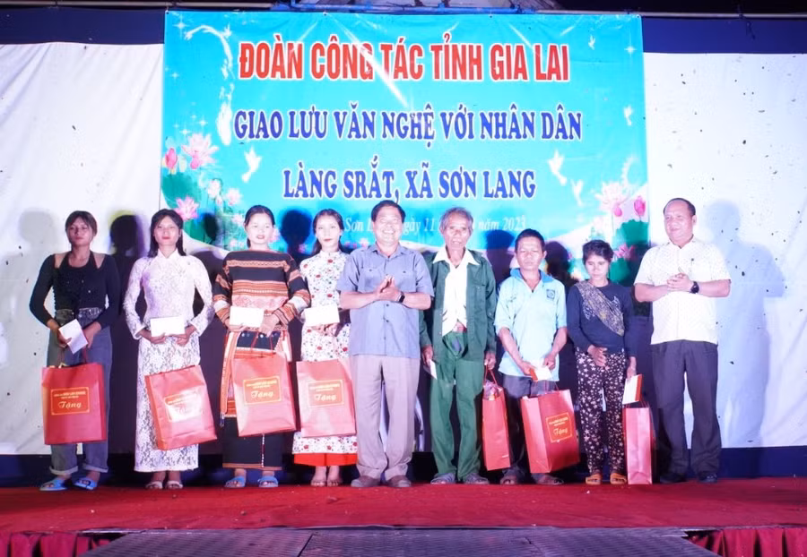 Phó Bí thư Tỉnh ủy Rah Lan Chung (ngoài cùng bên phải) và đồng chí Hà Sơn Nhin (thứ 5 từ trái qua) tặng quà cho người dân làng Srắt và làng Đăk A Sêl. Ảnh: Đức Thụy Phó Bí thư Tỉnh ủy Rah Lan Chung (ngoài cùng bên phải) và đồng chí Hà Sơn Nhin (thứ 5 từ trái qua) tặng quà cho người dân làng Srắt và làng Đăk A Sêl. Ảnh: Đức Thụy