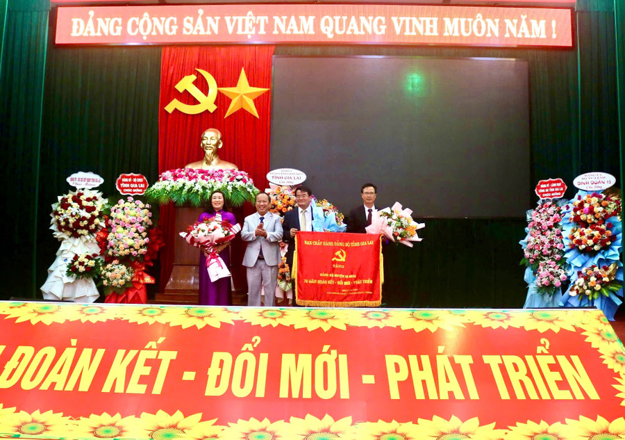 Phó Bí thư Thường trực Tỉnh ủy Châu Ngọc Tuấn trao bức trướng của Ban Chấp hành Đảng bộ tỉnh cho Đảng bộ huyện Ia Grai. Ảnh: P.D Phó Bí thư Thường trực Tỉnh ủy Châu Ngọc Tuấn trao bức trướng của Ban Chấp hành Đảng bộ tỉnh cho Đảng bộ huyện Ia Grai. Ảnh: P.D