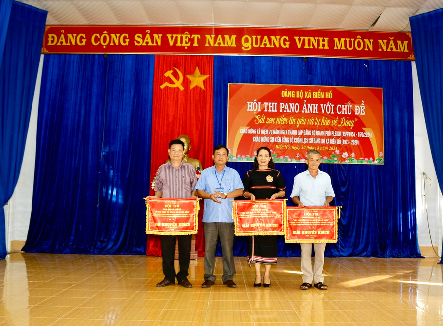 Ban tổ chức hội thi trao giải cho các đội đạt giải khuyến khích. Ảnh: ĐVCC