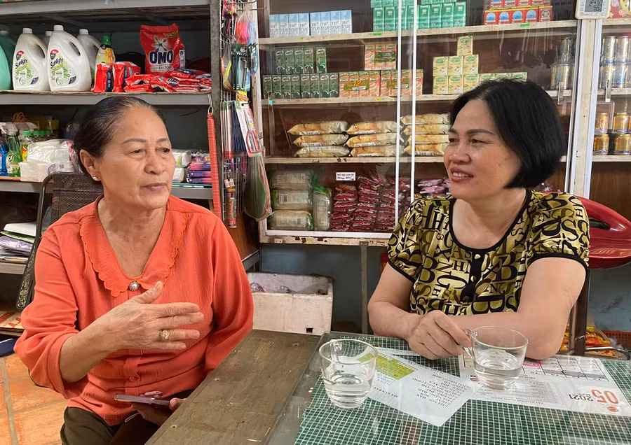 Bà Trí (bên trái) trò chuyện cùng với hội viên Nguyễn Thị Mính. Ảnh: P.D Bà Trí (bên trái) trò chuyện cùng với hội viên Nguyễn Thị Mính. Ảnh: P.D