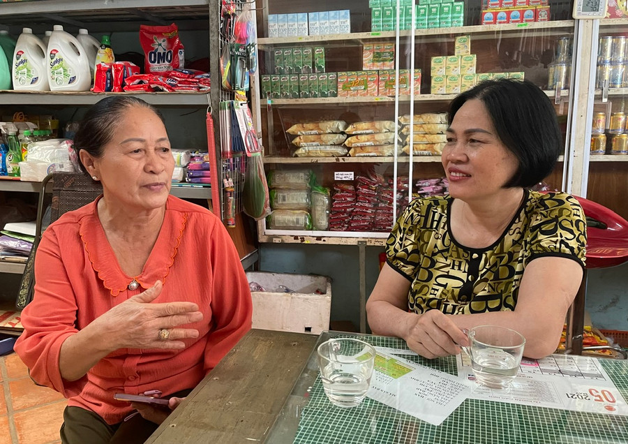 Bà Trí (bên trái) trò chuyện cùng với hội viên Nguyễn Thị Mính. Ảnh: P.D Bà Trí (bên trái) trò chuyện cùng với hội viên Nguyễn Thị Mính. Ảnh: P.D