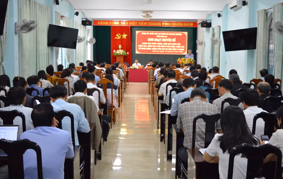 Quang cảnh buổi sinh hoạt chuyên đề "Nâng cao chất lượng, hiệu quả công tác kiểm tra, giám sát; chủ động phát hiện, kiểm tra tổ chức đảng, đảng viên khi có dấu hiệu vi phạm”. Ảnh: P.D