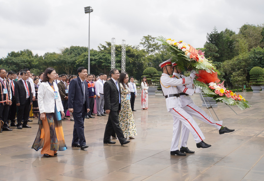 Các đại biểu dâng hoa trước Tượng đài Bác Hồ với các dân tộc Tây Nguyên tại Quảng trường Đại đoàn kết. Ảnh: Đức Thụy Các đại biểu dâng hoa trước Tượng đài Bác Hồ với các dân tộc Tây Nguyên tại Quảng trường Đại đoàn kết. Ảnh: Đức Thụy