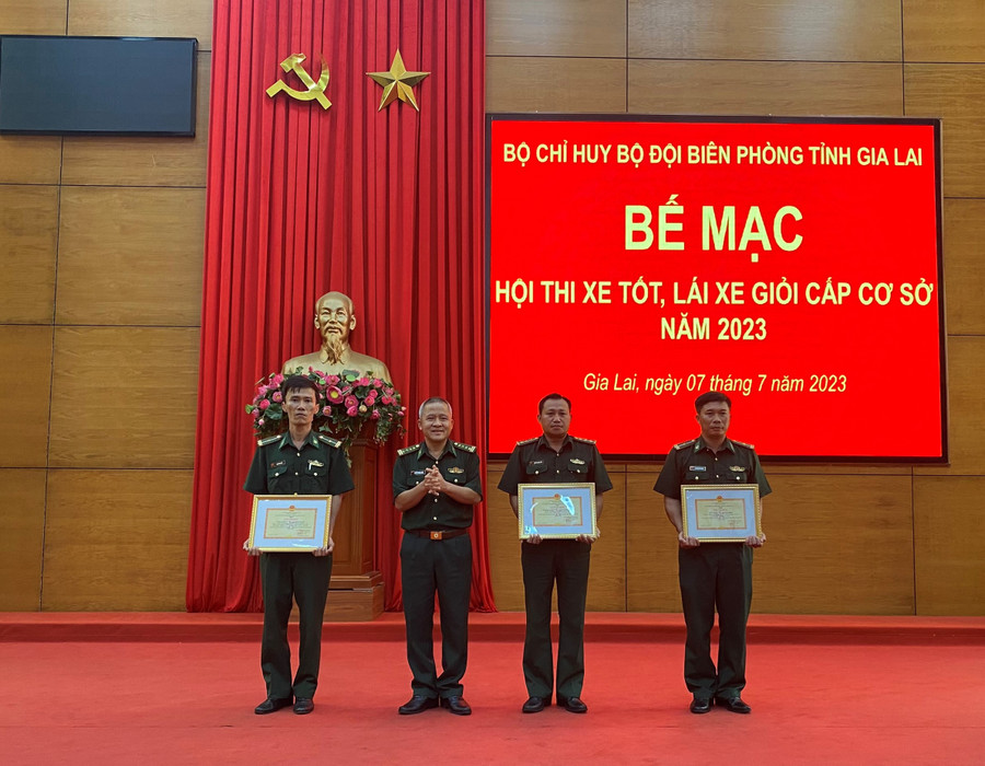 Đại tá Nguyễn Đặng Hùng-Phó Chỉ huy trưởng Bộ Chỉ huy Bộ đội Biên phòng tỉnh trao giải nhất, nhì, ba cho các thí sinh. Ảnh: Kiên Quyết Đại tá Nguyễn Đặng Hùng-Phó Chỉ huy trưởng Bộ Chỉ huy Bộ đội Biên phòng tỉnh trao giải nhất, nhì, ba cho các thí sinh. Ảnh: Kiên Quyết