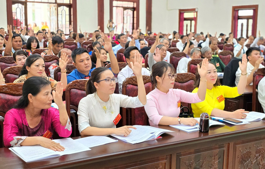 Các đại biểu biểu quyết thông qua các chỉ tiêu cụ thể trong nhiệm kỳ 2024-2029. Ảnh: P.D Các đại biểu biểu quyết thông qua các chỉ tiêu cụ thể trong nhiệm kỳ 2024-2029. Ảnh: P.D