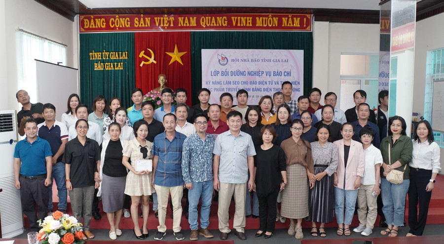 Các học viên chụp hình lưu niệm cùng lãnh đạo Hội Nhà báo tỉnh và giảng viên sau khi hoàn thành lớp bồi dưỡng. Ảnh: Đức Thụy Các học viên chụp hình lưu niệm cùng lãnh đạo Hội Nhà báo tỉnh và giảng viên sau khi hoàn thành lớp bồi dưỡng. Ảnh: Đức Thụy