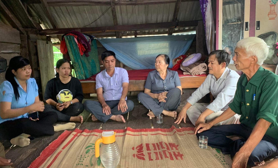 Chị Lợi (ngoài cùng bên trái) cùng Hội Khuyến học huyện và các Mạnh Thường Quân thăm hỏi, động viên em Nay H'Ban (thứ 2 từ trái qua). Ảnh: P.D Chị Lợi (ngoài cùng bên trái) cùng Hội Khuyến học huyện và các Mạnh Thường Quân thăm hỏi, động viên em Nay H'Ban (thứ 2 từ trái qua). Ảnh: P.D