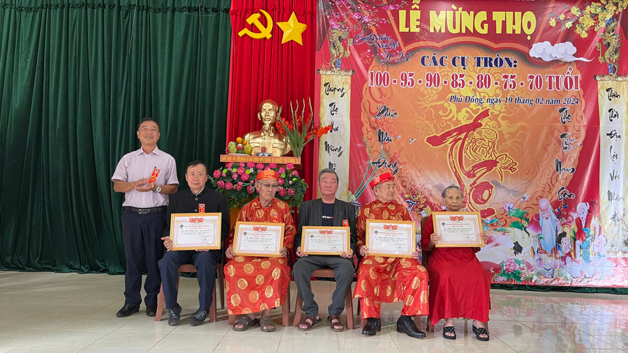 Chủ tịch UBND phường Phù Đổng trao bằng mừng thọ cho các cụ. Ảnh: P.D Chủ tịch UBND phường Phù Đổng trao bằng mừng thọ cho các cụ. Ảnh: P.D