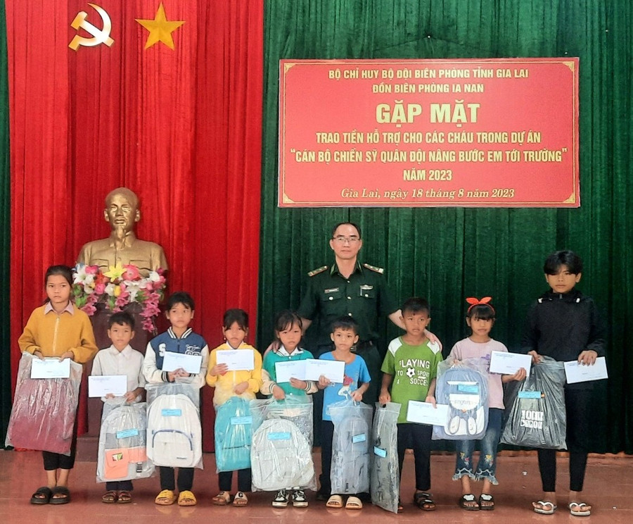 Đại diện lãnh đạo Đồn Biên phòng Ia Nan đã tổ chức gặp mặt, trao tiền, quà hỗ trợ cho các cháu học sinh trong Dự án “Cán bộ, chiến sĩ Quân đội nâng bước em tới trường” năm 2023. Ảnh: Quang Hanh Đại diện lãnh đạo Đồn Biên phòng Ia Nan đã tổ chức gặp mặt, trao tiền, quà hỗ trợ cho các cháu học sinh trong Dự án “Cán bộ, chiến sĩ Quân đội nâng bước em tới trường” năm 2023. Ảnh: Quang Hanh