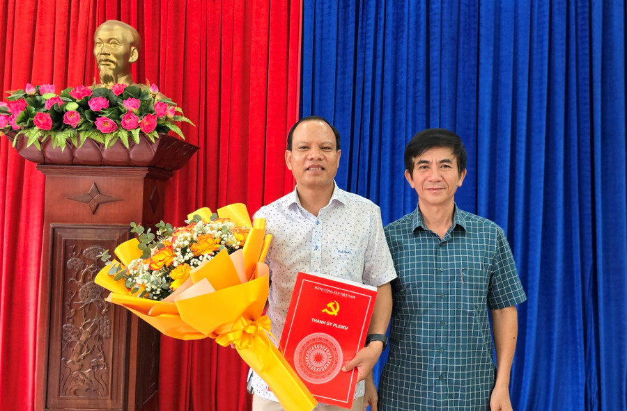 Phó Bí thư Thường trực Thành ủy Pleiku Võ Phúc Ánh (bên phải) trao quyết định cho đồng chí Y Khum. Ảnh:P.D Phó Bí thư Thường trực Thành ủy Pleiku Võ Phúc Ánh (bên phải) trao quyết định cho đồng chí Y Khum. Ảnh:P.D