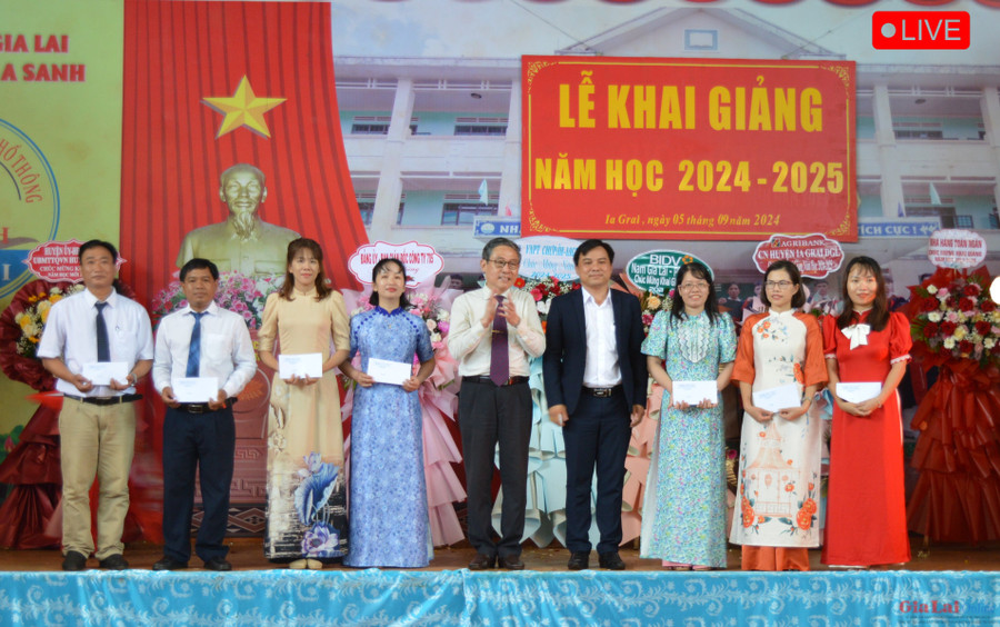 Giám đốc Sở GD-ĐT tỉnh Lê Duy Định (thứ 5 từ trái sang) tặng thưởng cho các giáo viên có thành tích trong ôn thi tốt nghiệp năm 2024. Ảnh:P.D Giám đốc Sở GD-ĐT tỉnh Lê Duy Định (thứ 5 từ trái sang) tặng thưởng cho các giáo viên có thành tích trong ôn thi tốt nghiệp năm 2024. Ảnh:P.D