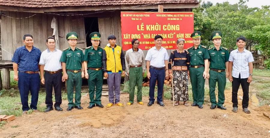 Bộ Chỉ huy Bộ đội Biên phòng tỉnh phối hợp khởi công xây dựng nhà "Đại đoàn kết". Ảnh: T.Anh