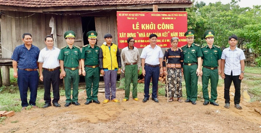 Bộ Chỉ huy Bộ đội Biên phòng tỉnh phối hợp khởi công xây dựng nhà &quot;Đại đoàn kết&quot;. Ảnh: T.Anh