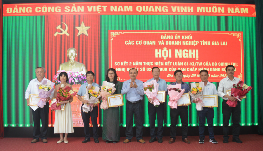 Bí thư Đảng ủy Khối các Cơ quan và Doanh nghiệp tỉnh (thứ 5 từ trái qua) tặng giấy khen cho các tập thể. Ảnh: Anh Huy Bí thư Đảng ủy Khối các Cơ quan và Doanh nghiệp tỉnh (thứ 5 từ trái qua) tặng giấy khen cho các tập thể. Ảnh: Anh Huy