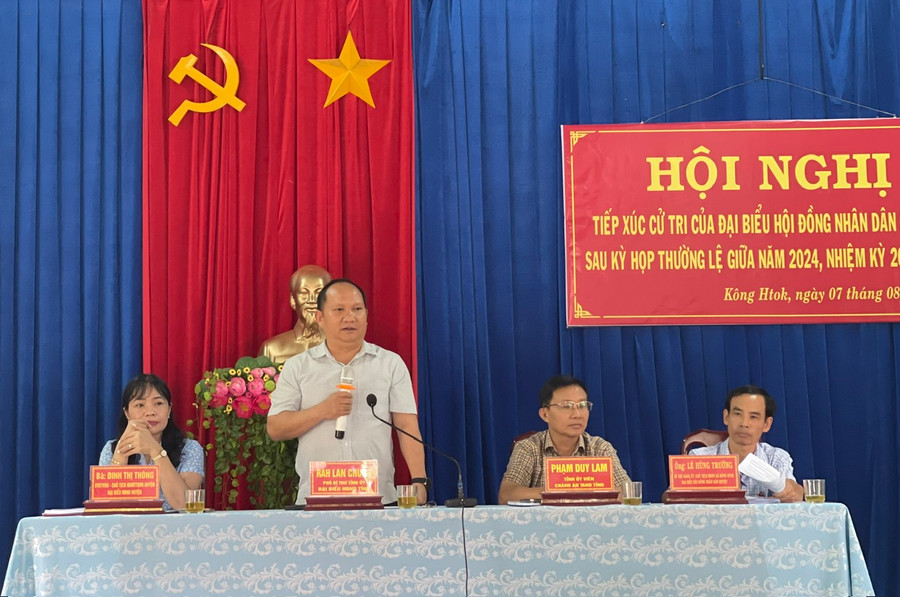 Phó Bí thư Tỉnh ủy Rah Lan Chung phát biểu tại hội nghị tiếp xúc cử tri. Ảnh: P.D Phó Bí thư Tỉnh ủy Rah Lan Chung phát biểu tại hội nghị tiếp xúc cử tri. Ảnh: P.D