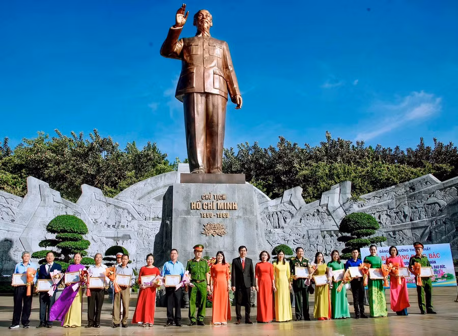 Dịp này, Chủ tịch UBND phường tặng giấy khen cho 10 tập thể, 15 cá nhân có thành tích xuất sắc trong “Học tập và làm theo tư tưởng, đạo đức, phong cách Hồ Chí Minh” giai đoạn 2021-2023. Ảnh: P.D