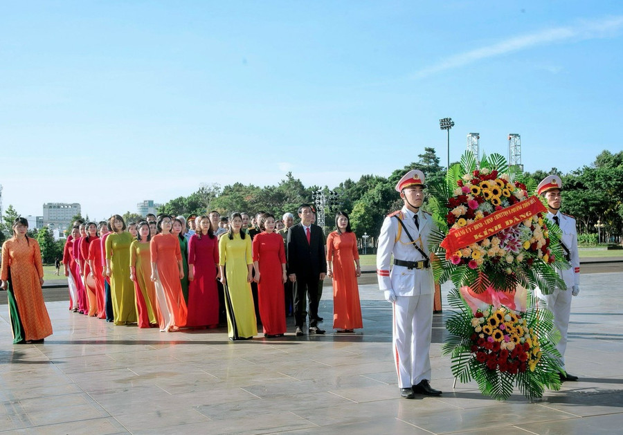 Cán bộ, đảng viên Đảng bộ phường Thống Nhất dâng hoa trước Tượng đài Bác Hồ với các dân tộc Tây Nguyên tại Quảng trường Đại đoàn kết (TP. Pleiku). Ảnh: P.D Cán bộ, đảng viên Đảng bộ phường Thống Nhất dâng hoa trước Tượng đài Bác Hồ với các dân tộc Tây Nguyên tại Quảng trường Đại đoàn kết (TP. Pleiku). Ảnh: P.D