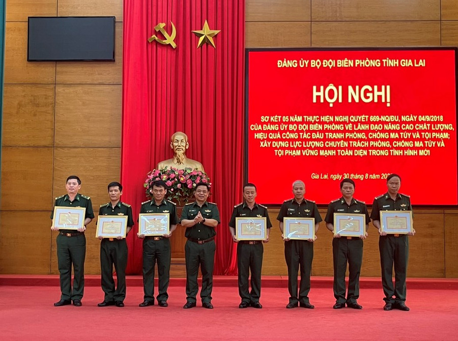Đại tá Rơ Mah Tuân-Chính ủy Bộ đội Biên phòng tỉnh trao giấy khen cho các cá nhân. Ảnh: Quốc Vinh