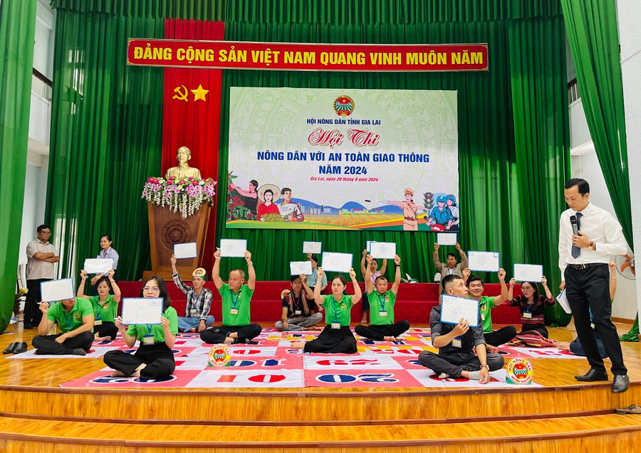 Các thí sinh tham gia phần thi tìm hiểu kiến thức an toàn giao thông theo hình thức &quot;Rung chuông vàng&quot;. Ảnh: P.D