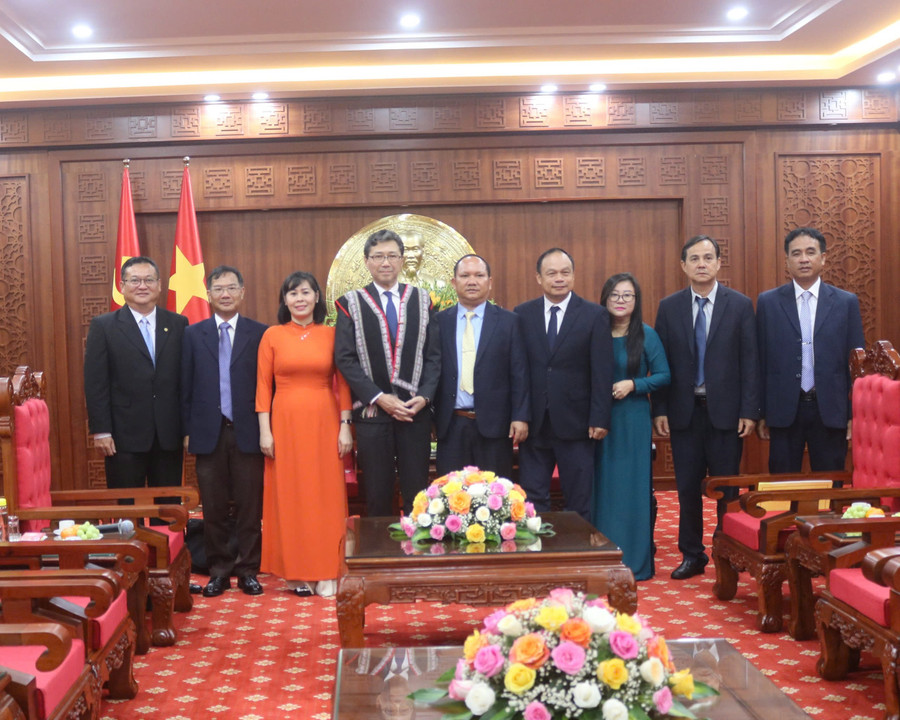 Ngài Mori Takero (thứ 4 từ trái sang) chụp hình lưu niệm cùng lãnh đạo tỉnh nhân chuyến thăm, chào xã giao. Ảnh: P.D