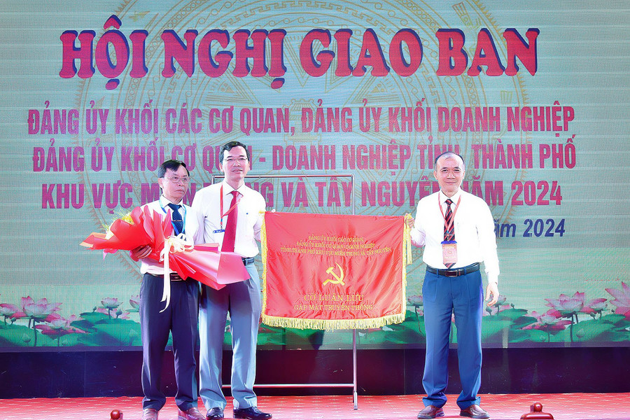 Bí thư Đảng ủy Khối các Cơ quan và Doanh nghiệp tỉnh Huỳnh Minh Thuận trao cờ cho đơn vị đăng cai hội nghị giao ban năm 2025 cho Đảng uỷ Khối các Cơ quan và Doanh nghiệp thành phố Đà Nẵng. Ảnh: Đức Thụy