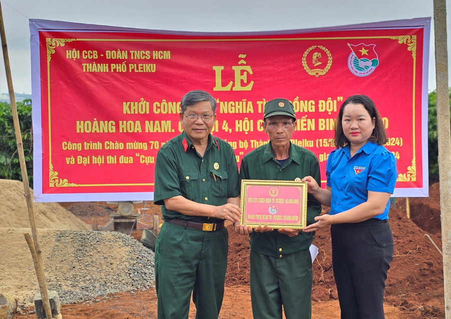 Đại diện Hội Cựu chiến binh Thành phố Pleiku và Thành Đoàn Pleiku trao kinh phí hỗ trợ xây dựng nhà "Nghĩa tình đồng đội" cho cựu chiến binh Hoàng Hoa Nam. Ảnh: P.D Đại diện Hội Cựu chiến binh Thành phố Pleiku và Thành Đoàn Pleiku trao kinh phí hỗ trợ xây dựng nhà "Nghĩa tình đồng đội" cho cựu chiến binh Hoàng Hoa Nam. Ảnh: P.D