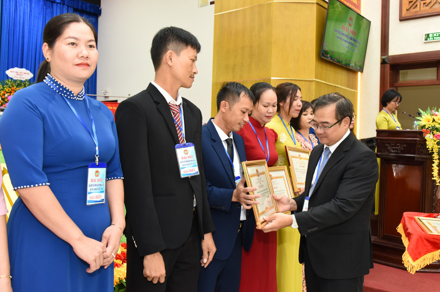 Chủ tịch Hội Nông dân tỉnh Võ Anh Tuấn tặng bằng khen của Hội Nông dân tỉnh cho các tập thể, cá nhân có thành tích xuất sắc trong công tác Hội và phong trào nông dân, nhiệm kỳ 2018-2023. Ảnh: Đức Thụy
