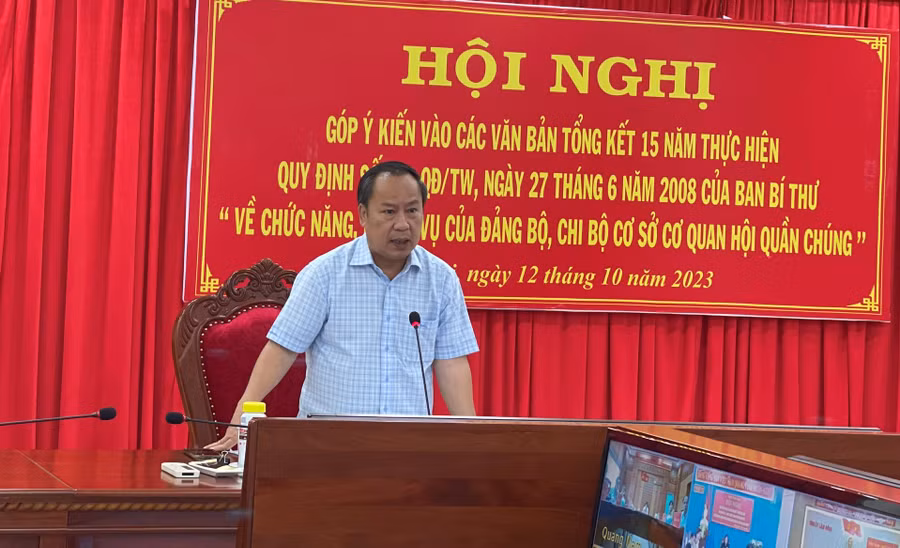 Đồng chí Châu Ngọc Tuấn-Phó Bí thư Thường trực Tỉnh ủy, Trưởng đoàn Đại biểu Quốc hội tỉnh tham gia ý kiến tại hội nghị. Ảnh: Anh Huy