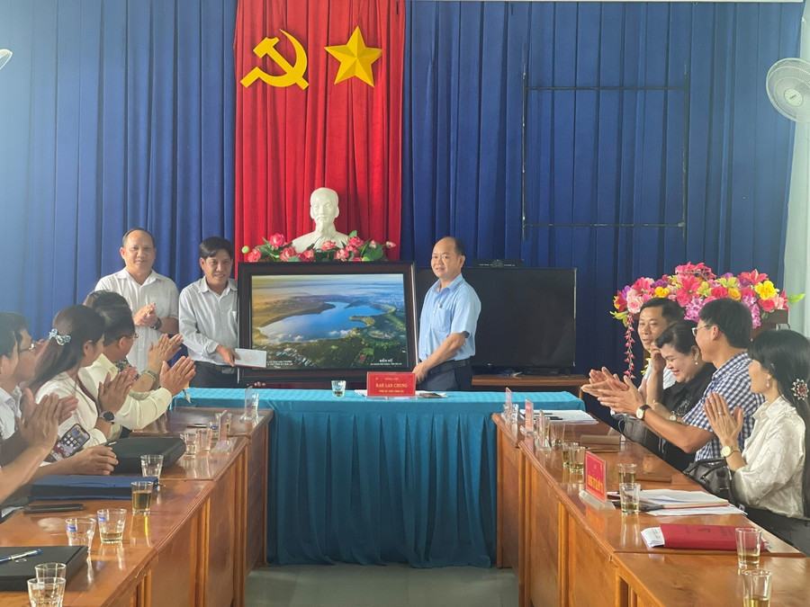 Phó Bí thư Tỉnh ủy Rah Lan Chung (bìa trái) tặng quà Đảng ủy-UBND xã Pờ Tó. Ảnh: Anh Huy Phó Bí thư Tỉnh ủy Rah Lan Chung (bìa trái) tặng quà Đảng ủy-UBND xã Pờ Tó. Ảnh: Anh Huy